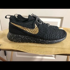 Nike roshe run men’s 11 black gold splatter